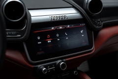 18-Ferrari-GTC4-Lusso-V12_-16