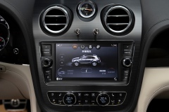 19-Bentley-Bentayga-銀-2